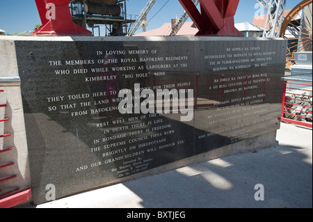 Denkmal für die Royal Bafokeng Regimenter im großen Loch Diamond Mine und Museum in Kimberley, Nordkap, Südafrika Stockfoto