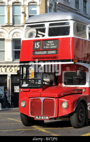 Routemaster-Nr. 15-Bus am Ludgate Circus Stockfoto