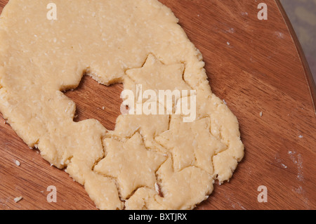 Plätzchen und Kekse backen. Vorbereitungen für Weihnachten Stockfoto