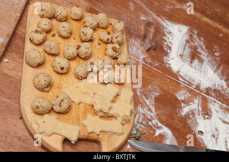 Plätzchen und Kekse backen. Vorbereitungen für Weihnachten Stockfoto