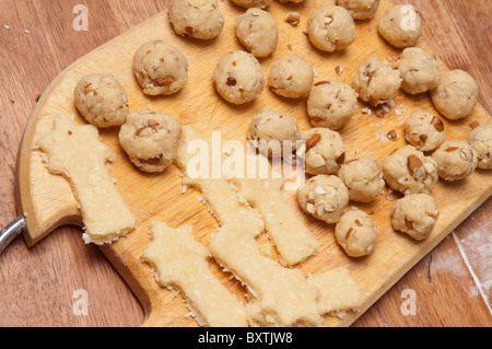 Plätzchen und Kekse backen. Vorbereitungen für Weihnachten Stockfoto