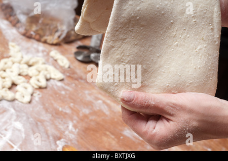 Plätzchen und Kekse backen. Vorbereitungen für Weihnachten Stockfoto