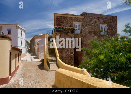 Portugal, Algarve, Silves Straße mit der Torreao Da Porta Da Cidade, antikes Tor in die Stadt Stockfoto