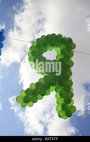 Buchstabe r gebildet mit grünen Luftballons und blauer Himmel Stockfoto