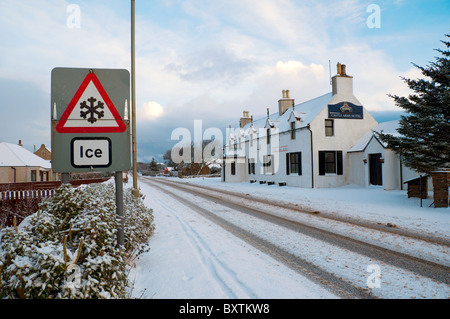 Melden Sie sich auf die wichtigsten Thurso, John O' Groats Road, die A836 Schnee im Winter überdacht.  Bei der Ortschaft Mey, Caithness, Schottland, UK Stockfoto