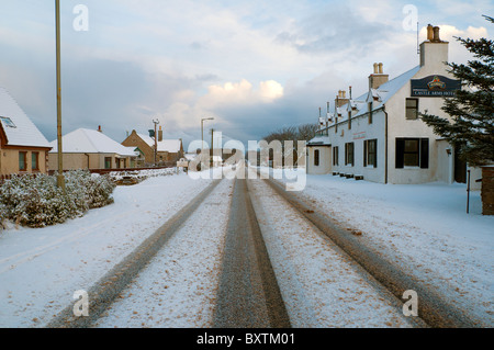 Die wichtigsten Thurso, John O' Groats Road, die A836 Schnee im Winter überdacht.  Bei der Ortschaft Mey, Caithness, Schottland, UK Stockfoto