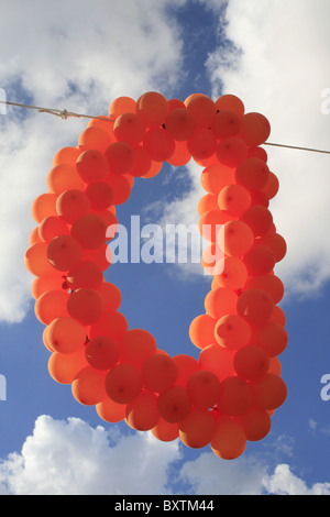 Buchstabe d gebildet mit orange Luftballons und blauer Himmel Stockfoto