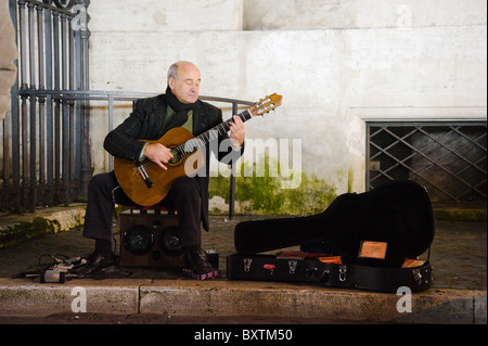 Rom, Piazza Navona, Nacht Foto von Musiker seine Gitarre zu spielen Stockfoto