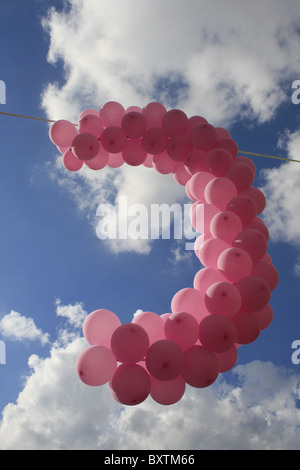 Buchstabe c gebildet mit rosa Luftballons und blauer Himmel Stockfoto