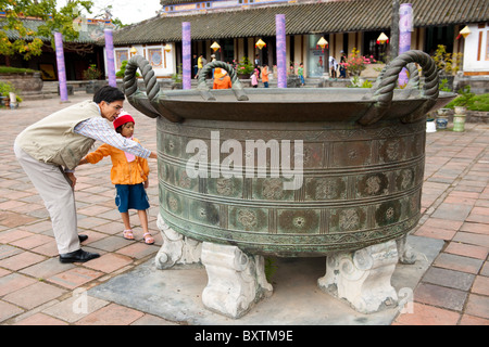 Antike Bronze Kessel, Halle der Mandarine, Kaiserstadt, die Zitadelle, Hue, Vietnam Stockfoto