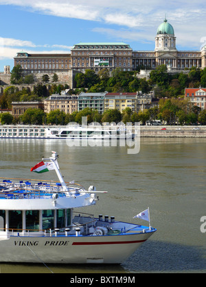 Blick über die Donau zum Königspalast im Budaer Burgviertel, Budapest Stockfoto