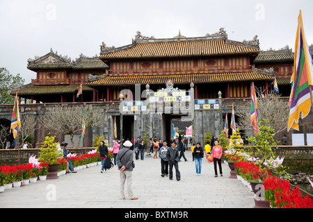 Touristen auf einem Elefanten vor Ngo Mon Tor, Kaiserstadt, die Zitadelle, Hue, Vietnam Stockfoto