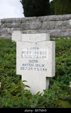 Cassino WW II (1939-1945), Deutscher Soldatenfriedhof, Deutscher Soldaten Friedhof, Gräber Ansicht, konzentrieren sich auf Grabstein. Stockfoto