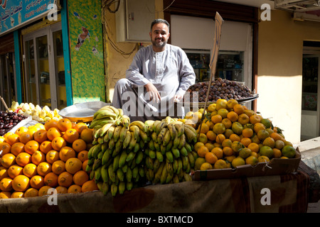 Obst-Verkäufer bei einem örtlichen Straßenmarkt, Luxor, Ägypten, Afrika Stockfoto