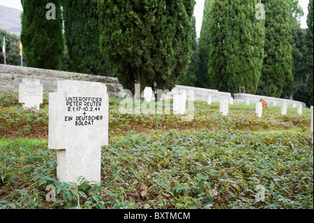 Cassino WW II (1939-1945), Deutscher Soldatenfriedhof, Deutscher Soldaten Friedhof, Gräber Ansicht, konzentrieren sich auf Grabstein. Stockfoto