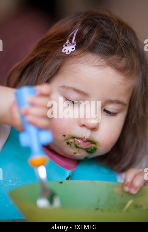 18 Monate altes Mädchen aus einer Schüssel essen Stockfoto