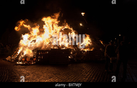 Biggar Feuer entzündet auf Hogmanay jährlich um den Jahreswechsel zu feiern Stockfoto