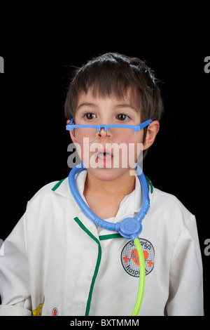 Porträt des 4-jährigen Jungen als Arzt verkleidet Stockfoto