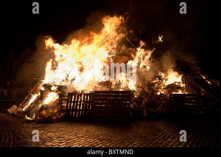 Biggar Feuer entzündet auf Hogmanay jährlich um den Jahreswechsel zu feiern Stockfoto