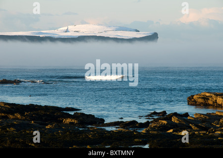 Dunnet Head erhebt sich über Nebelbänken, im Winter.  Von Scarfskerry, Caithness, Schottland, UK Stockfoto