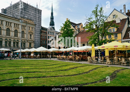 Open-Air-Cafés und Restaurants warten auf Kunden in Livu Square, dem Zentrum der Altstadt von Riga Stockfoto