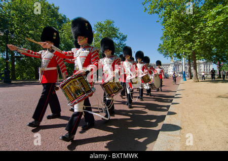 Welsh Guards Band entlang der Malls bewegt Stockfoto