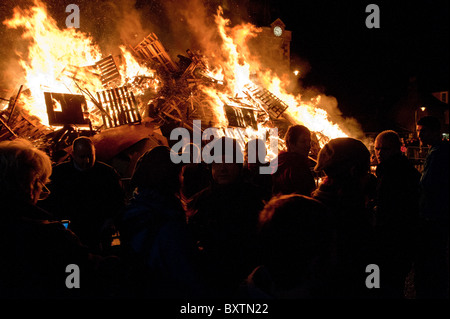 Biggar Feuer entzündet auf Hogmanay jährlich um den Jahreswechsel zu feiern Stockfoto