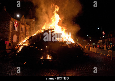 Biggar Feuer entzündet auf Hogmanay jährlich um den Jahreswechsel zu feiern Stockfoto