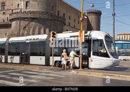 Älteres Ehepaar versucht Kreuzung in Neapel, die Straßenbahn vorbei zu vermeiden Stockfoto