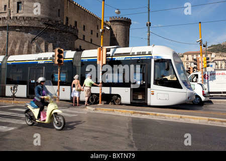 ein älteres Ehepaar beschäftigt Fahrbahn überqueren wollen. Neapel Straßenbahn im Wettbewerb mit anderen Transport/Verkehr Stockfoto