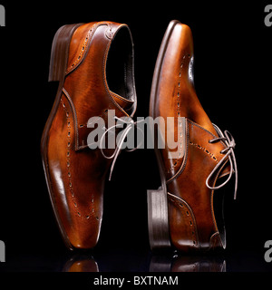 Ein Stillleben Schuss von ein paar Herren braun Brogue Schuhe auf einem schwarzen Hintergrund Stockfoto