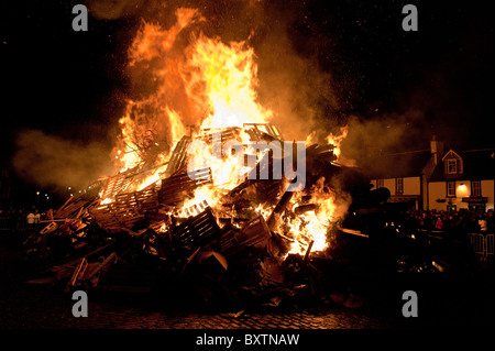 Biggar Feuer entzündet auf Hogmanay jährlich um den Jahreswechsel zu feiern Stockfoto