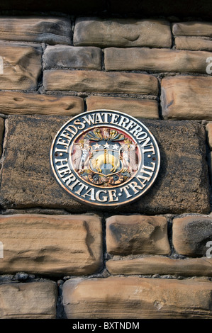 Nahaufnahme der Leeds Waterfront Heritage Trail Plaque Leeds West Yorkshire England Großbritannien GB Großbritannien Stockfoto