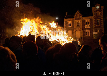 Biggar Feuer entzündet auf Hogmanay jährlich um den Jahreswechsel zu feiern Stockfoto