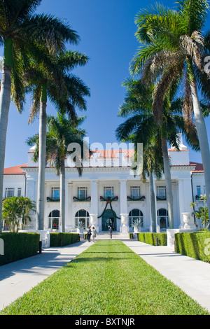 Whitehall erbaut 1902 von Henry Flagler Museum, Palm Beach, Florida, USA, äußere Fassade & Gärten mit Palmen Stockfoto