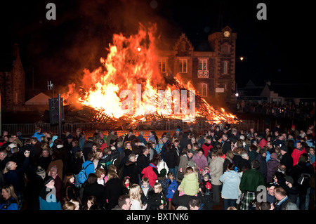 Biggar Feuer entzündet auf Hogmanay jährlich um den Jahreswechsel zu feiern Stockfoto