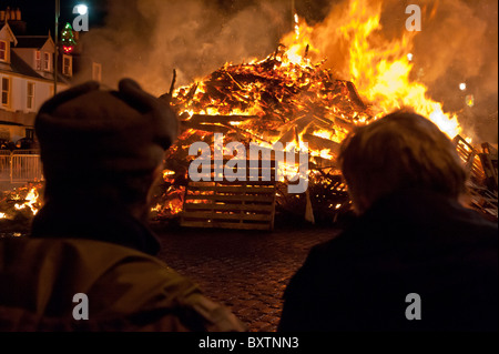 Biggar Feuer entzündet auf Hogmanay jährlich um den Jahreswechsel zu feiern Stockfoto