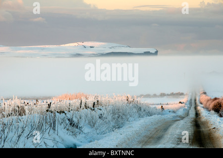 Dunnet Head über Nebel mit Schnee bedeckt Straße im Vordergrund.  Aus Barrock, Caithness, Schottland, Großbritannien Stockfoto