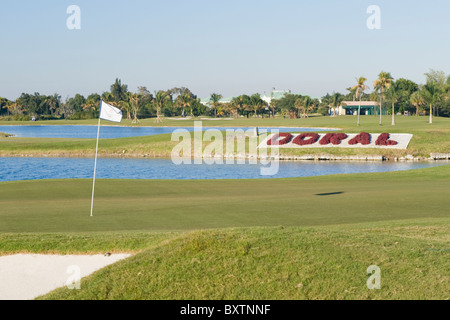 Marriott Doral Golf Resort & Spa, Miami, Florida, USA, 18. Loch & Bunker & Wasser Feature & Blumenarrangement Stockfoto