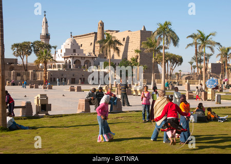 Aegypten, Luxor, Moschee des Heiligen Abu el-Haggag Auf Dem Gelände des Luxor-Tempels, Dahinter Pylon des Luxor-Tempels Stockfoto