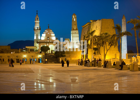 Aegypten, Luxor, Moschee des Heiligen Abu el-Haggag Auf Dem Gelände des Luxor-Tempels, Dahinter Pylon des Luxor-Tempels Stockfoto