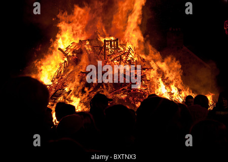 Biggar Feuer entzündet auf Hogmanay jährlich um den Jahreswechsel zu feiern Stockfoto