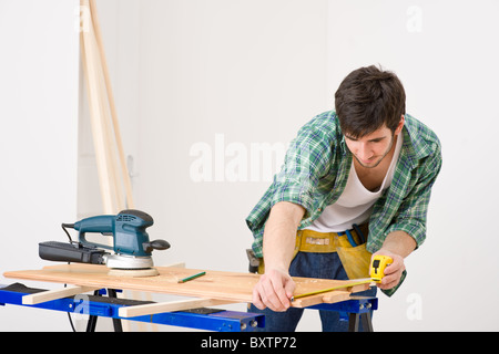 Heimwerken - Handwerker bereiten Holzboden in Werkstatt Stockfoto