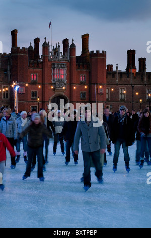 Europa, Großbritannien, England, London, Hampton Court Eisbahn in der Abenddämmerung Stockfoto