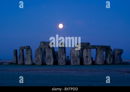 Europa; Großbritannien, England, Wiltshire, Stonehenge Moon Stockfoto