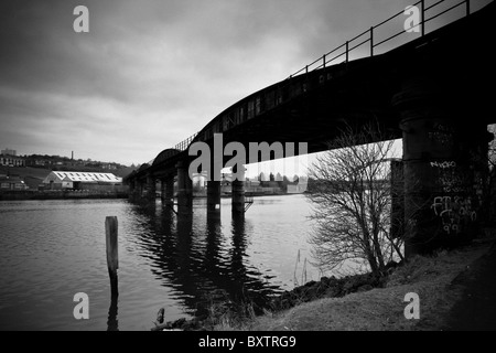 Alte Eisenbahnbrücke zwischen Blaydon und Scotswood auf Tyneside Stockfoto