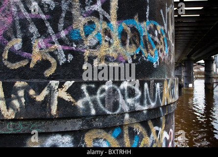 Graffiti auf alten Eisenbahnbrücke zwischen Blaydon und Scotswood auf Tyneside Stockfoto