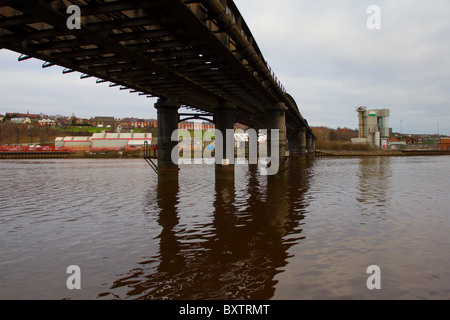 Alte Eisenbahnbrücke zwischen Blaydon und Scotswood auf Tyneside Stockfoto