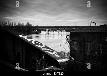 Alte Eisenbahnbrücke zwischen Blaydon und Scotswood auf Tyneside Stockfoto