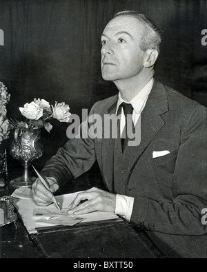 CECIL BEATON (1904-1980) englische Mode-Designer und Fotograf arbeitet an seinem 1946 Produktion von Lady Windermeres Fächer Stockfoto